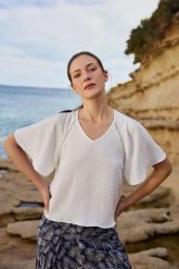 Koszula z szerokimi rękawami biała. Białe koszule damskie MOODO, bez wzorów, z poliesteru, bez kołnierzyka, bez ramiączek. Za 89.99 zł.