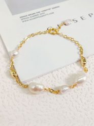 Pierres de Jade Pozłacana bransoletka z perłami rozmiar: onesize. Białe bransoletki damskie Pierres de Jade, pozłacane. Za 52.99 zł.