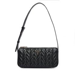 Torebka Guess. Czarne torebki klasyczne damskie Guess, bez dodatków. Za 544.99 zł.
