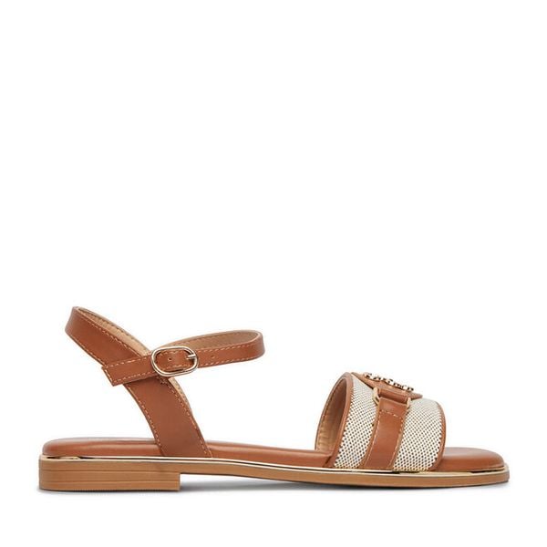 Klapki Nine West. Brązowe klapki damskie Nine West, bez wzorów, bez obcasa, na płaskiej podeszwie, bez zapięcia. Za 124.99 zł.