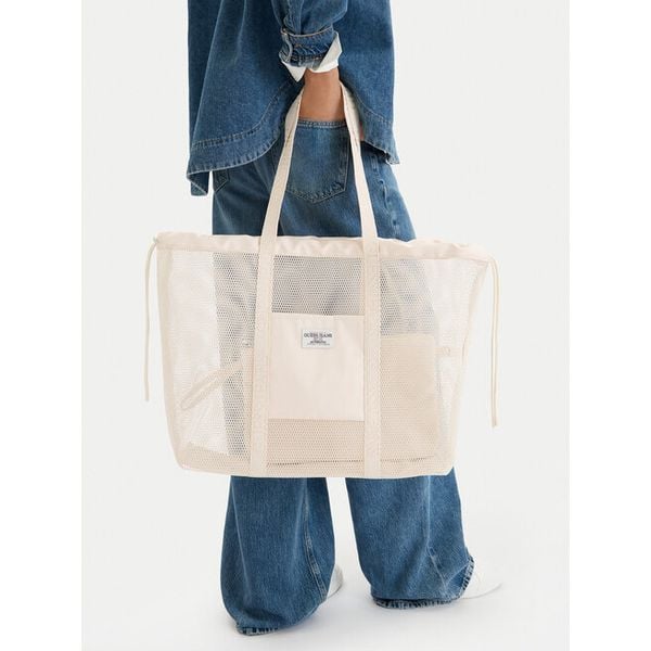 Torebka Guess Jeans. Białe shopper bag Guess Jeans, z aplikacjami, z jeansu, bez dodatków. Za 141.99 zł.