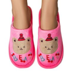 Ciemnoróżowe miękkie kapcie Bear. Czerwone kapcie damskie . Za 67.36 zł.