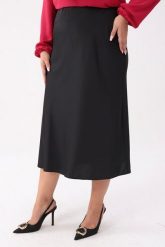 Satynowa czarna spódnica Marisa - elegancja na każdą okazję PLUS SIZE XXL OVERSIZE. Czarne spódnice damskie Moda Size Plus Iwanek, na co dzień, plus size, bez wzorów, z elastanu, eleganckie, midi. Za 219.90 zł.