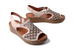 COMFORTABEL 710226-08 beige, sandały damskie. Brązowe sandały damskie Comfortabel, bez wzorów, bez obcasa, bez zapięcia. Za 185.43 zł.