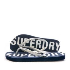 Superdry Klapki Code Essential z gumy - Deep Navy/Metallic Silver. Szare klapki damskie Superdry, bez wzorów, z gumy, bez obcasa, bez zapięcia. Za 107.55 zł.