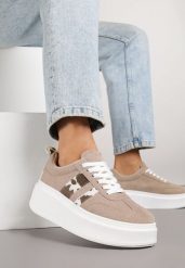 Ciemnobeżowe Sneakersy Kultowe Tenisówki na Platformie z Koturnem i Paskami Ozdobionymi Wzorem w Łaty Elisara. Brązowe obuwie sportowe damskie Born2be, bez wzorów, z jeansu, bez zapięcia. Za 99.99 zł.