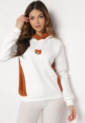 Biała Bawełniana Bluza z Kapturem z Polarem i Naszywką Misia Hestada. Białe bluzy damskie Born2be, z aplikacjami, z bawełny, z kapturem. Za 99.99 zł.