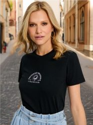 Koszulka z nadrukiem - czarny. Czarne koszulki damskie Sinsay, l, bez wzorów, z bawełny, bez kołnierzyka, bez ramiączek. Za 15.99 zł.