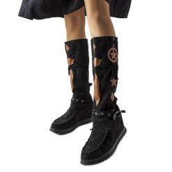Inna Czarne kozaki w stylu boho Putignano. Czarne kozaki damskie na zimę, z tworzywa sztucznego, z okrągłym noskiem, bez obcasa, na koturnie, bez zapięcia. Za 74.48 zł.