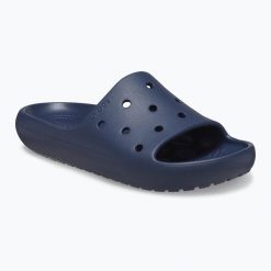 Klapki plażowe dla dorosłych Crocs Classic Slide V2. Niebieskie klapki damskie Crocs, bez wzorów, bez obcasa, bez zapięcia. Za 109.99 zł.