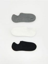Krótkie skarpetki 3 pack - złamana biel. Skarpetki damskie Reserved, bez wzorów. W wyprzedaży za 32.99 zł.