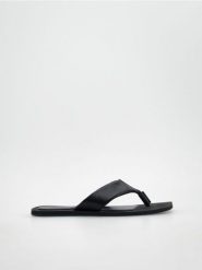 Skórzane japonki - czarny. Czarne klapki damskie Reserved, bez wzorów, ze skóry, bez obcasa, bez zapięcia. W wyprzedaży za 69.99 zł.