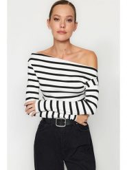 Trendyol Koszulka w kolorze biało-czarnym rozmiar: S. Białe bluzki damskie Trendyol, s, bez wzorów, bez kołnierzyka, bez ramiączek. Za 83.03 zł.