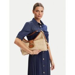 Torebka Guess. Brązowe torebki klasyczne damskie Guess, bez dodatków. Za 679.99 zł.