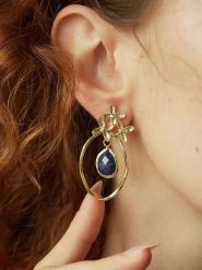 L'Atelier de Gaia Pozłacane kolczyki-wkrętki z szafirami rozmiar: onesize. Niebieskie kolczyki damskie L'Atelier de Gaia, z szafirem, pozłacane. Za 39.99 zł.