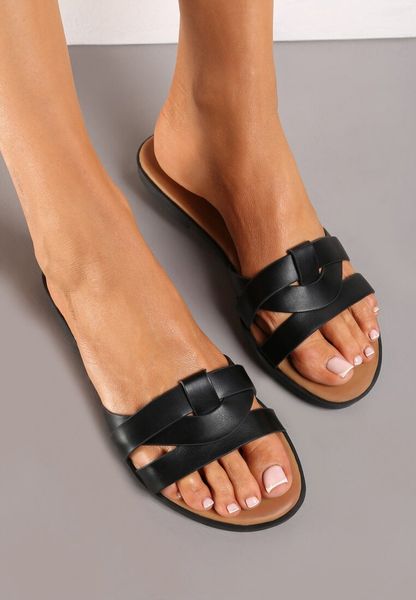 Czarne Klapki z Ozdobnie Przeplatanym Paskiem Rilanesi. Czarne klapki damskie Renee, bez wzorów, bez obcasa, na płaskiej podeszwie, bez zapięcia. Za 59.99 zł.