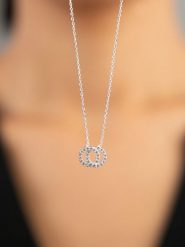 Heliophilia Srebrny naszyjnik z elementem ozdobnym - dł. 43 cm rozmiar: onesize. Szare naszyjniki damskie Heliophilia, z cyrkonią, srebrne. Za 39.99 zł.