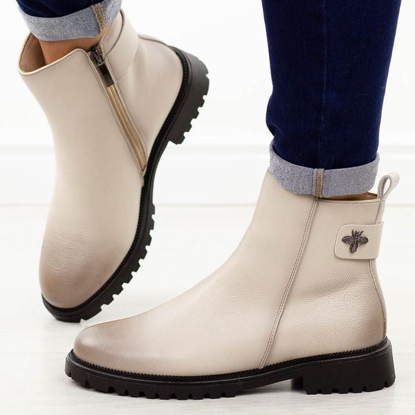 Beżowe botki damskie na traperze Potocki 19314. Brązowe botki damskie POTOCKI, z jeansu, klasyczne, z okrągłym noskiem, bez obcasa, bez zapięcia. Za 229.00 zł.