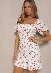 Biała Sukienka Ozdobiona Wzorem w Wisienki i Marszczeniem Halethra. Białe sukienki damskie Renee, bez wzorów, bez ramiączek. Za 149.99 zł.