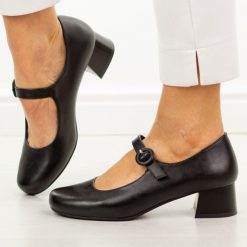 Czarne półbuty damskie Sergio Leone Pb416. Czarne czółenka damskie Sergio Leone, bez wzorów, z materiału, z okrągłym noskiem, bez obcasa, na obcasie. Za 179.00 zł.