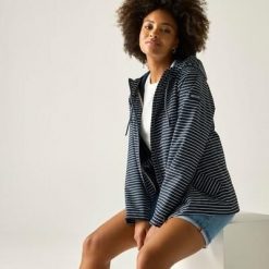 Damska wodoodporna kurtka z kapturem Bayletta. Niebieskie kurtki damskie Regatta, bez wzorów, z poliesteru, z kapturem. W wyprzedaży za 229.99 zł.