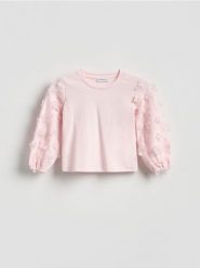 Koszulka z ozdobnymi rękawami - pastelowy róż. Czerwone t-shirty i koszulki chłopięce Reserved, bez wzorów, z bawełny, bez kołnierzyka, bez ramiączek. W wyprzedaży za 32.99 zł.