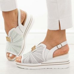 Białe skórzane sandały damskie na koturnie M.Daszyński 25144-4. Białe sandały damskie M.Daszyński, z aplikacjami, ze skóry, bez obcasa, na koturnie, bez zapięcia. Za 219.00 zł.