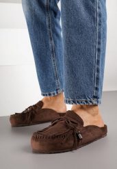 Ciemnobrązowe Klapki z Frędzlami i Kokardą Narialla. Brązowe klapki damskie Born2be, bez wzorów, bez obcasa, na płaskiej podeszwie, bez zapięcia. Za 119.99 zł.