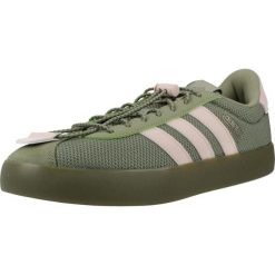 Buty ADIDAS VL COURT 3.0 Zielony. Zielone obuwie trekkingowe damskie Adidas, ze skóry, bez zapięcia. Za 316.00 zł.