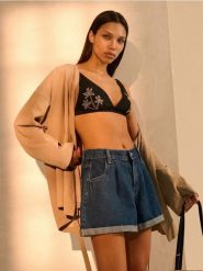 Szorty jeansowe mom high waist z zakładkami - niebieski. Niebieskie spodenki sportowe damskie Sinsay, l, bez wzorów, z jeansu, z podwyższonym stanem. W wyprzedaży za 49.99 zł.