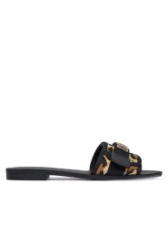 Guess Klapki FLJEL5 FAB03 Czarny. Czarne klapki damskie Guess, z aplikacjami, z materiału, bez obcasa, bez zapięcia. Za 182.99 zł.