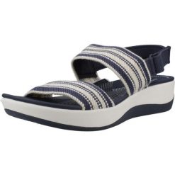 Sandały CLARKS 26181748C Niebieski. Niebieskie sandały damskie Clarks, bez wzorów, z tkaniny, bez obcasa, bez zapięcia. Za 132.99 zł.