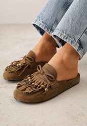 Ciemnobeżowe Klapki VICES Typu Mule z Koralikami Frędzlami i Kokardą Dioleora. Brązowe klapki damskie Born2be, z aplikacjami, bez obcasa, na płaskiej podeszwie, bez zapięcia. Za 119.99 zł.