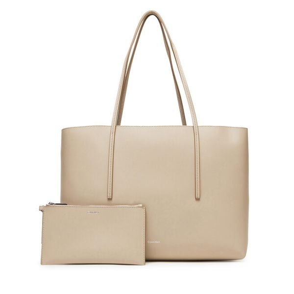 Torebka Calvin Klein. Brązowe torebki klasyczne damskie Calvin Klein, bez dodatków. Za 349.99 zł.