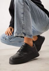 Czarne Sneakersy na Platformie z Kultową Perforacją z Przodu Issaden. Czarne obuwie sportowe damskie Born2be, z jeansu, bez zapięcia. Za 74.99 zł.