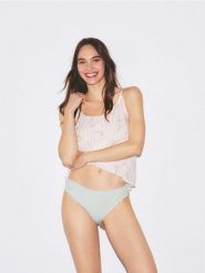 Majtki figi 3 pack - pastelowy róż. Czerwone figi Reserved, bez wzorów, z bawełny. Za 59.99 zł.