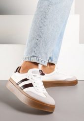 Biało-Bordowe Sneakersy na Kauczukowej Podeszwie Ozdobione Paskami Nilimea. Białe obuwie sportowe damskie Renee, z jeansu, bez zapięcia. Za 79.99 zł.