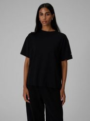 4F T-shirt loose gładki damski - czarny L. Czarne t-shirty damskie 4F, l, bez wzorów, z bawełny, bez kołnierzyka. Za 79.99 zł.
