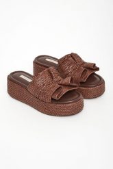 Klapki damskie skórzane CASADEI. Klapki damskie Casadei, bez wzorów, bez obcasa, bez zapięcia. Za 3,339.00 zł.