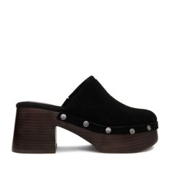 Klapki Guess Jeans. Czarne klapki damskie Guess Jeans, z aplikacjami, z jeansu, bez obcasa, bez zapięcia. Za 359.99 zł.