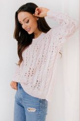 Sweter damski z wełną okrągłym dekoltem i pięknym splotem różowy. Czerwone swetry klasyczne damskie Sukienki.shop, na lato, s, z materiału, bez kołnierzyka. Za 139.00 zł.