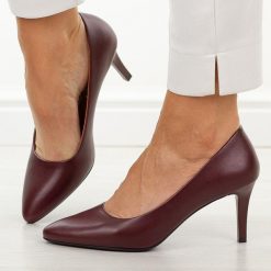 Bordowe szpilki damskie Sergio Leone 1336. Czerwone szpilki damskie Sergio Leone, bez wzorów, z jeansu, bez obcasa, na szpilce, bez zapięcia. W wyprzedaży za 152.10 zł.