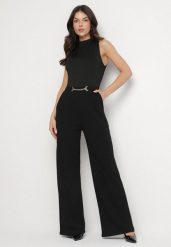 Czarny Kombinezon z Dekoltem Halter i Półgolfem z Łańcuszkiem w Talii Tenilra. Czarne sukienki damskie Born2be, bez wzorów, eleganckie, bez ramiączek. Za 199.99 zł.