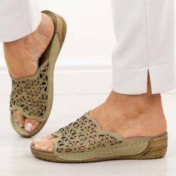 Zielone avocado ażurowe skórzane klapki damskie T.Sokolski L225. Zielone klapki damskie Sokolski, w ażurowe wzory, z materiału, bez obcasa, na koturnie, bez zapięcia. Za 249.00 zł.