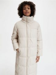 Pikowany płaszcz - kremowy. Białe płaszcze damskie Reserved, l, bez wzorów, z tkaniny, bez kaptura. W wyprzedaży za 99.99 zł.