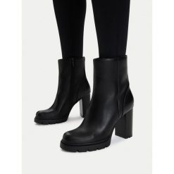 Botki JENNY. Czarne botki damskie Jenny, bez obcasa, na słupku, bez zapięcia. Za 169.99 zł.