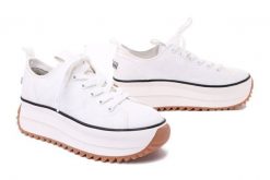 TAMARIS 1-23731-41 100 white, półbuty damskie. Białe półbuty damskie Tamaris, bez wzorów, bez obcasa, bez zapięcia. Za 339.90 zł.