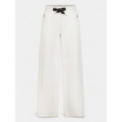 Szorty Damskie Luhta Henneri. Białe obuwie sportowe damskie Luhta, bez zapięcia, na fitness i siłownię. Za 409.00 zł.