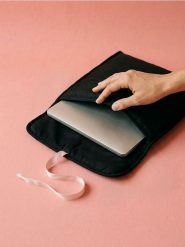 Torba na laptopa z kokardką - czarny. Czarne torby na laptopa Sinsay, bez wzorów. Za 19.99 zł.