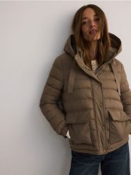 Kurtka z kapturem - brązowy. Brązowe kurtki damskie Reserved, l, bez wzorów, z tkaniny, z kapturem. W wyprzedaży za 59.99 zł.